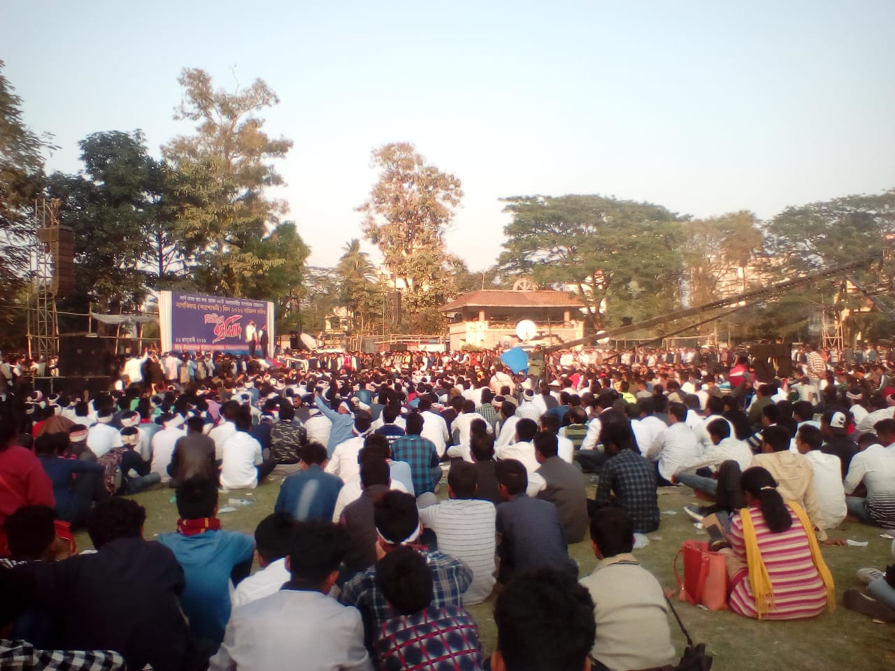 খিলঞ্জীয়াৰ ব্ৰজনিনাদত কঁপিল লতাশিল খেলপথাৰ : চৰকাৰলৈ কঠোৰ সকীয়নি বিভিন্ন স্তৰৰ জনতাৰ