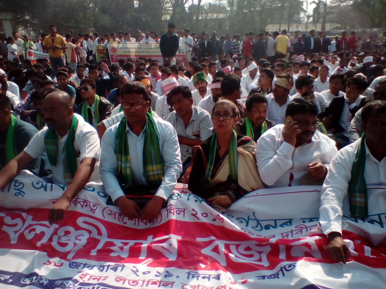 খিলঞ্জীয়াৰ ব্ৰজনিনাদত কঁপিল লতাশিল খেলপথাৰ : চৰকাৰলৈ কঠোৰ সকীয়নি বিভিন্ন স্তৰৰ জনতাৰ