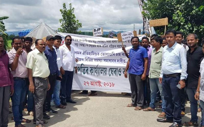 গহপুৰৰ মহকুমাধিপতি কাৰ্যালয় ঘেৰাও আটছা-আছাৰ 