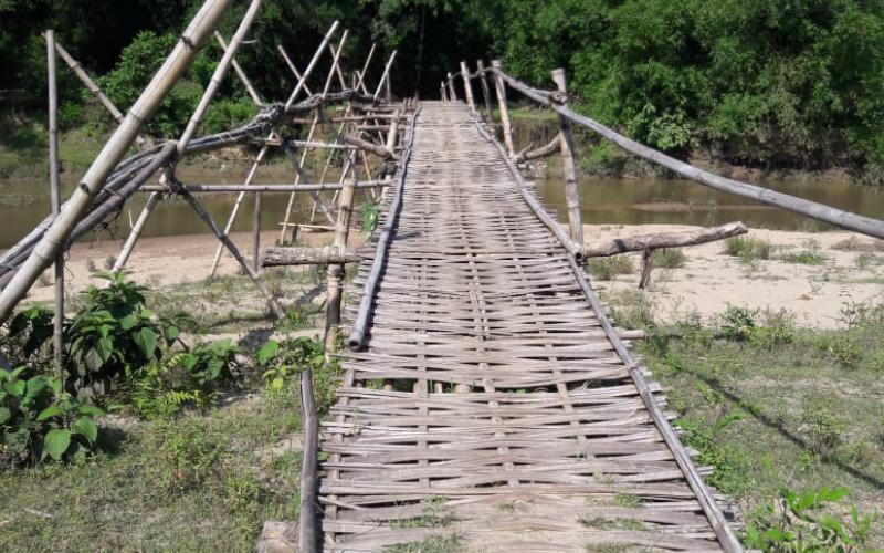 বইটামাৰীত জৰাজীৰ্ণ বাঁহৰ সাঁকোৰে যাতায়াত দুখন গাঁৱৰ বাসিন্দাৰ