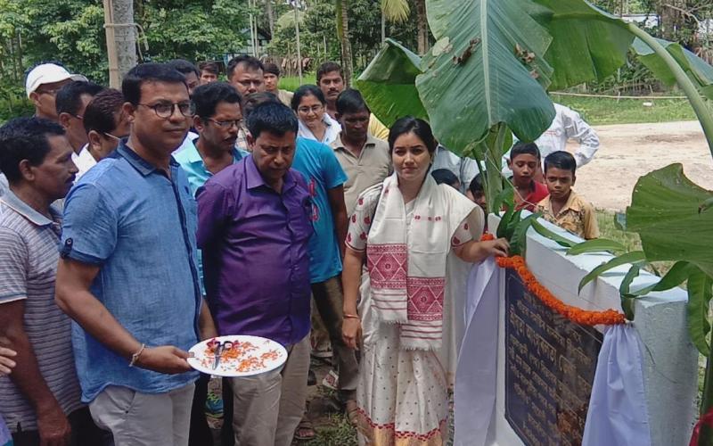 নগাঁৱত ৩টাকৈ গুৰুত্বপূৰ্ণ পথৰ আধাৰশিলা স্থাপন বিধায়িকা আঙুৰলতাৰ