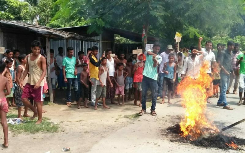 বঙাইগাঁৱত পেট্ৰ'লিয়াম মন্ত্ৰীৰ পুত্তলিকা দাহ