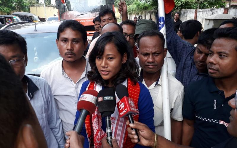 যোৰহাটত উপস্থিত সোণৰ পদক বিজয়ী ৰুণজুন পেগু