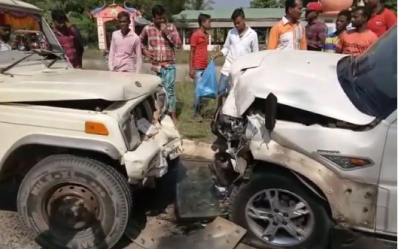 লংকাত পথ দুৰ্ঘটনাত আহত প্ৰাক্তন বিধায়ক স্বপন কৰ হোজাই জিলাৰ লংকা-লামডিং পথত পথ দুৰ্ঘটনা | লংকাৰ ৫৪নং ৰাষ্ট্ৰীয় ঘাইপথৰ বামুণগাঁৱত লামডিং সমষ্টিৰ প্ৰাক্তন বিধায়ক স্বপন কৰৰ স্কৰপিঅ' বাহন আৰু লংকা বিদ্যুৎ বিভাগৰ বয়বস্তু কহিওৱা বলেৰ' পিকআপ ভানৰ মাজত হয় এই মুখামুখী সংঘৰ্ষ | সংঘৰ্ষত লামডিং সমষ্টিৰ প্ৰাক্তন বিধায়ক স্বপন কৰকে ধৰি গাডীত অহা কেইবাজনো লোক গুৰুতৰভাৱে আহত হয় | আহতকেইজনক লংকা প্ৰাথমিক চিকিৎলয়লৈ প্ৰেৰণ কৰা হয় | স্বপন কৰকে ধৰি আহতকেইজন ক্ৰমে হৰি শৰ্মা, ৰত্নেশ্বৰ ৰয় আৰু চুতন দত্ত গুপ্তা | দুর্ঘটনাগ্ৰস্ত হোৱা