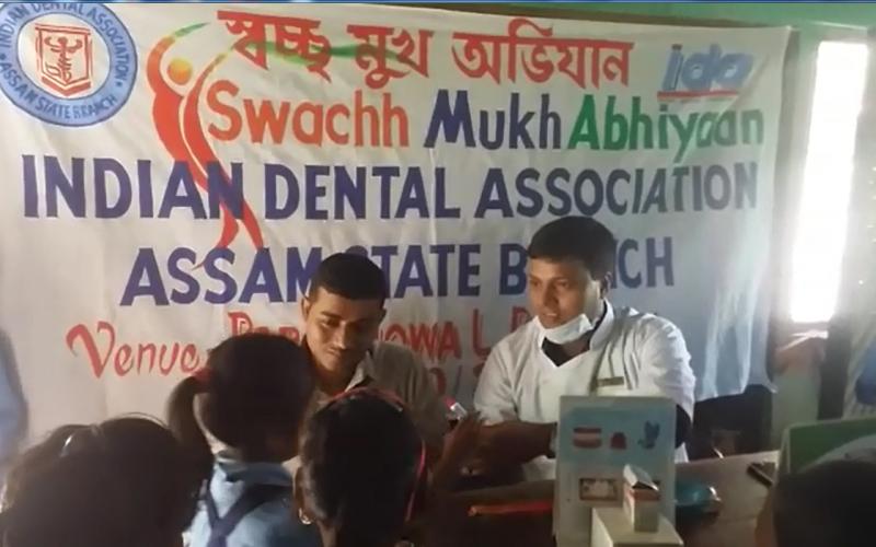 আকাশীগংগাৰ ফ্ল'ৰাইড আক্ৰান্তৰ মাজত বিনামূলীয়া চিকিৎসা শিবিৰ : ঔষধ বিতৰণ
