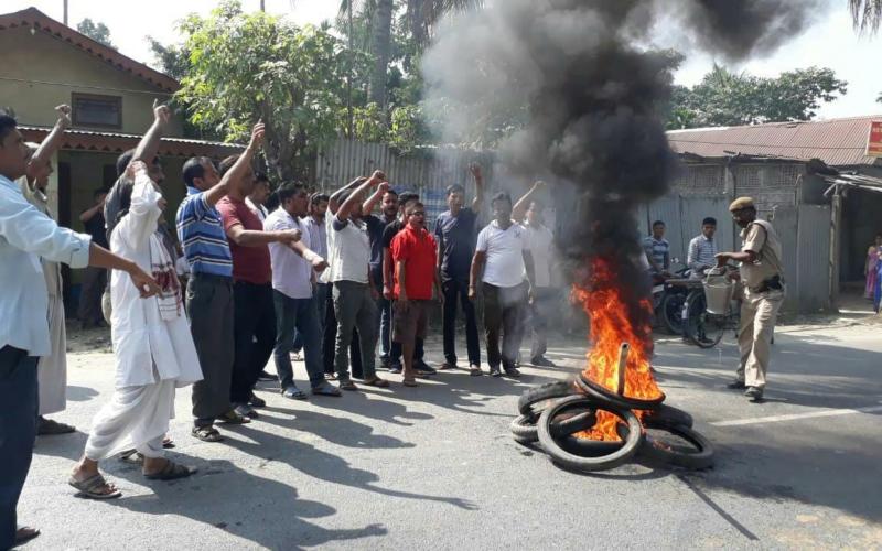 পূব বৰপেটাত বন্ধৰ প্ৰভাৱ সৰ্বাত্মক : চেঙাত টায়াৰ জ্বলাই প্ৰতিবাদ