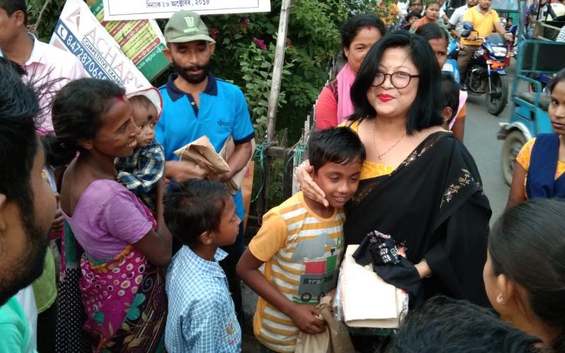 পূজা উপলক্ষে গোলাঘাটৰ ডেউকা নাট্য বিদ্যালয়ৰ বস্ত্ৰ বিতৰণ