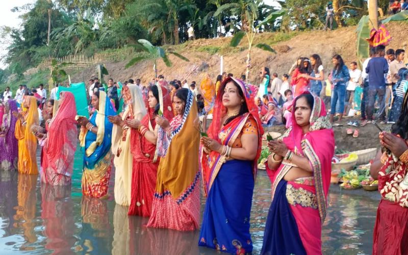 নামৰূপত আৰম্ভ ষট্ পূজা : নৈবেদ্যসহ দিল্লী নদীত ভক্তৰ পূজা-অৰ্চনা