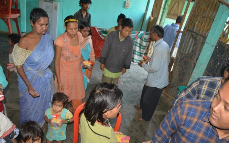 বিশ্বনাথৰ যুৱকৰ প্ৰসংশনীয় পদক্ষেপ : শিশু দিৱস উপলক্ষে খাদ্য-সামগ্ৰী বিতৰণ