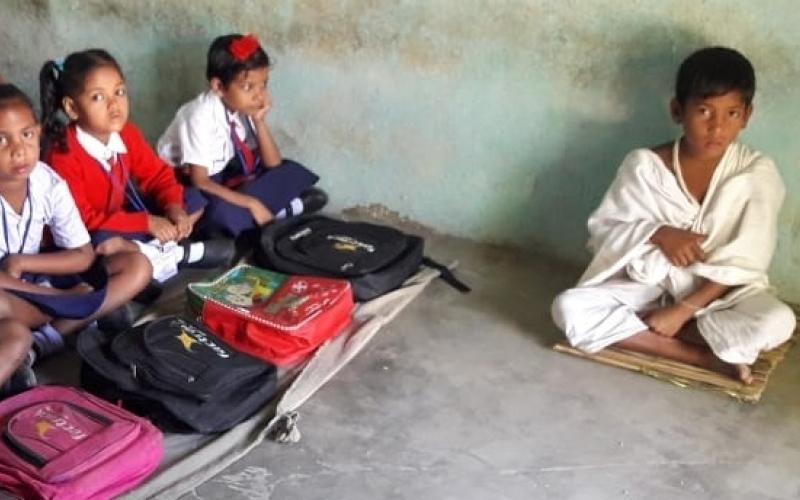 মাতৃৰ মৃত্যুৰ বেদনা বুকুত লৈ গুণোৎসৱৰ মূল্যায়ন পৰীক্ষাত বহিল কণমানি ছাত্ৰ