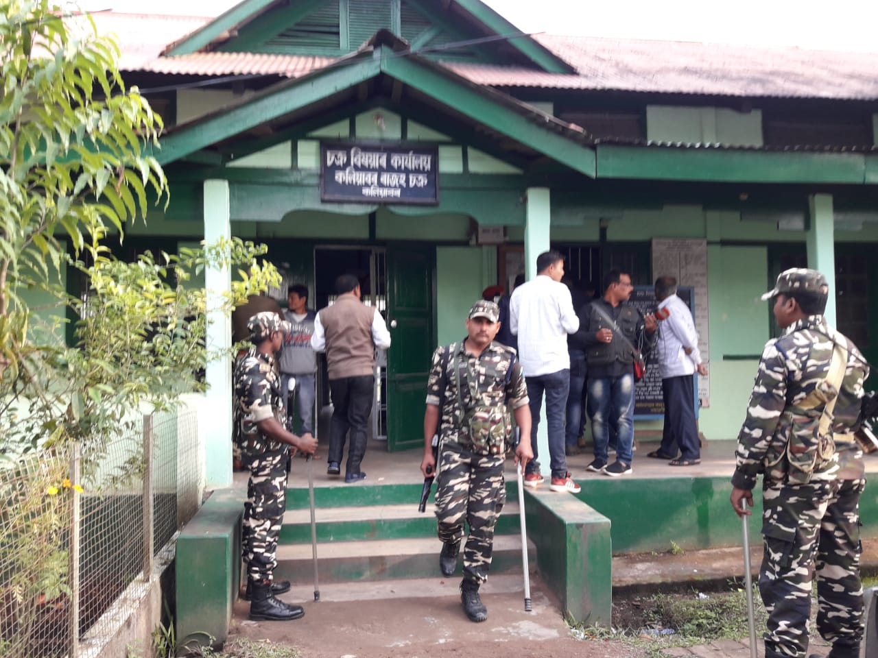 কলিয়াবৰত১উৎকোচ১লওঁতে১হাতে-লোটে১ধৰা১পৰিল১লাট১মণ্ডল