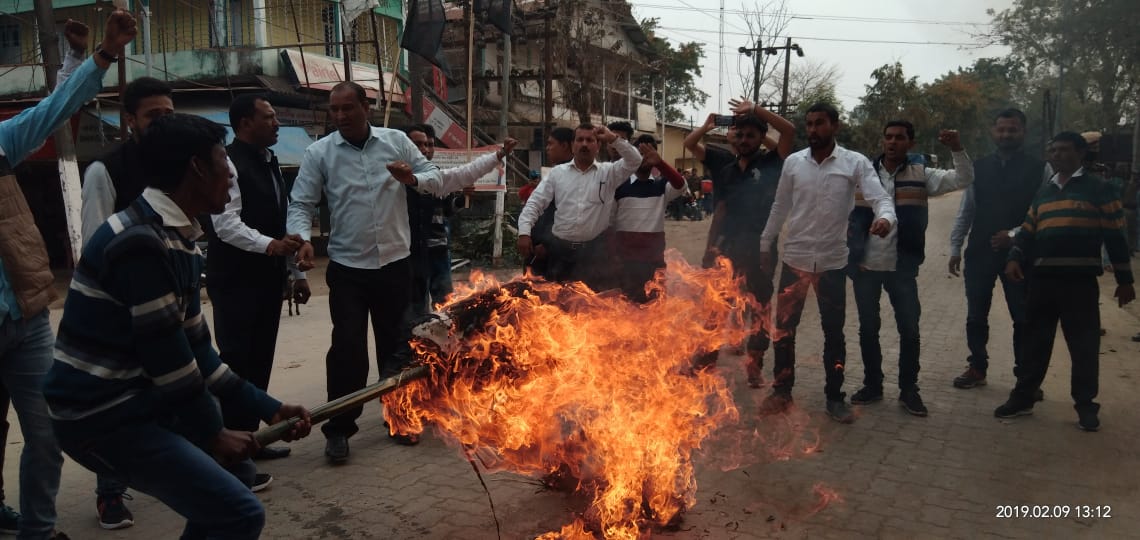 প্ৰধান মন্ত্ৰীৰ অসম আগমনৰ প্ৰতিবাদ : মাজুলীত দাহ মোডীৰ প্ৰতিকৃতি