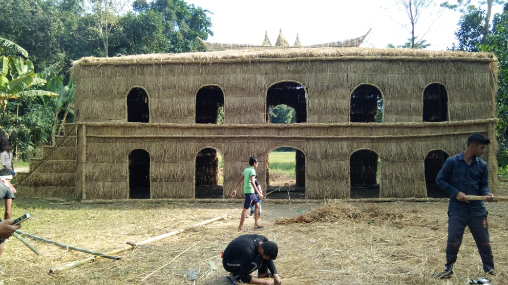 ভোগালীক আদৰাৰ ব্যাপক প্ৰস্তুতি : ৰংঘৰৰ আৰ্হিত ভেলাঘৰ নিৰ্মাণত ব্যস্ত মাজুলীৰ যুৱক