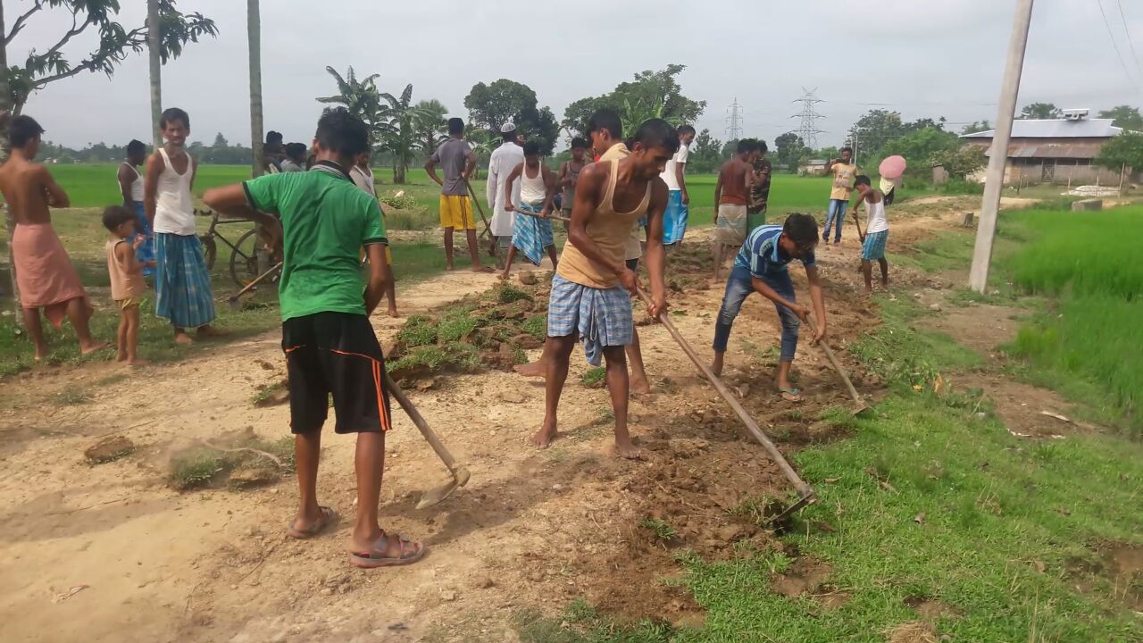 বঢ়মপুৰত ৰাইজ-যুৱ কংগ্ৰেছীয়ে মেৰামতি কৰিলে পথ