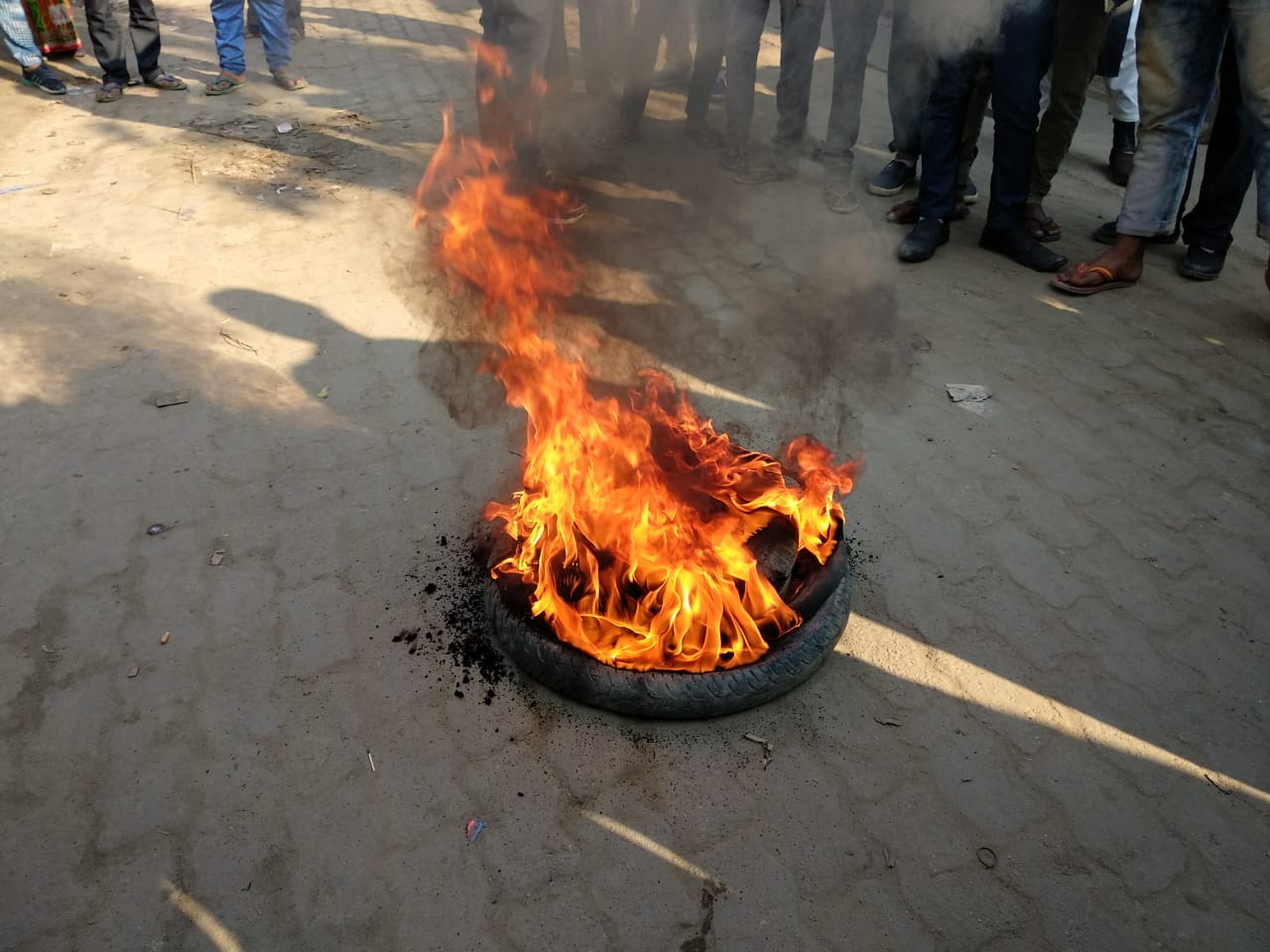 সোণাৰিৰ সাপেখাতীত ৰে'ল অৱৰোধ : বন্ধৰ প্ৰভাৱ সৰ্বাত্মক