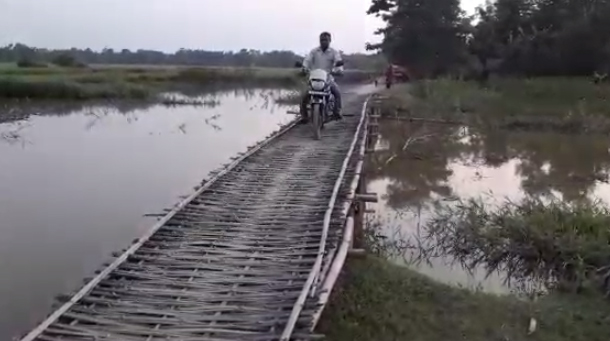 ৭ কিলোমিটাৰ পথত ৫খন বাঁহৰ দলং : ৰহা সমষ্টিত উন্নয়নৰ ফোঁপোলা স্বৰূপ ।