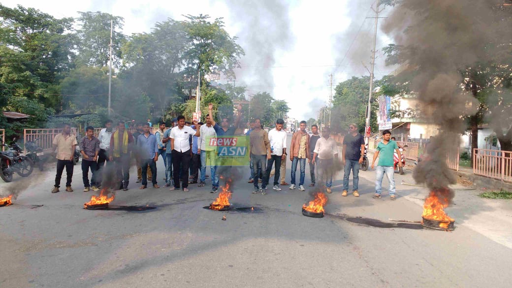 আক্ৰাছু-যুৱ ছাত্ৰ সন্মিলনীৰ অসম বন্ধ : বঙাইগাঁৱত ৰাজপথত টায়াৰ জ্বলাই প্ৰতিবাদ