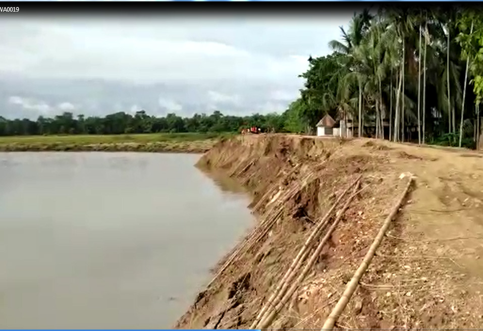 কামপুৰ-কাৰ্বিআংলং সংযোগী পথত কপিলী নদীৰ ব্যাপক খহনীয়া