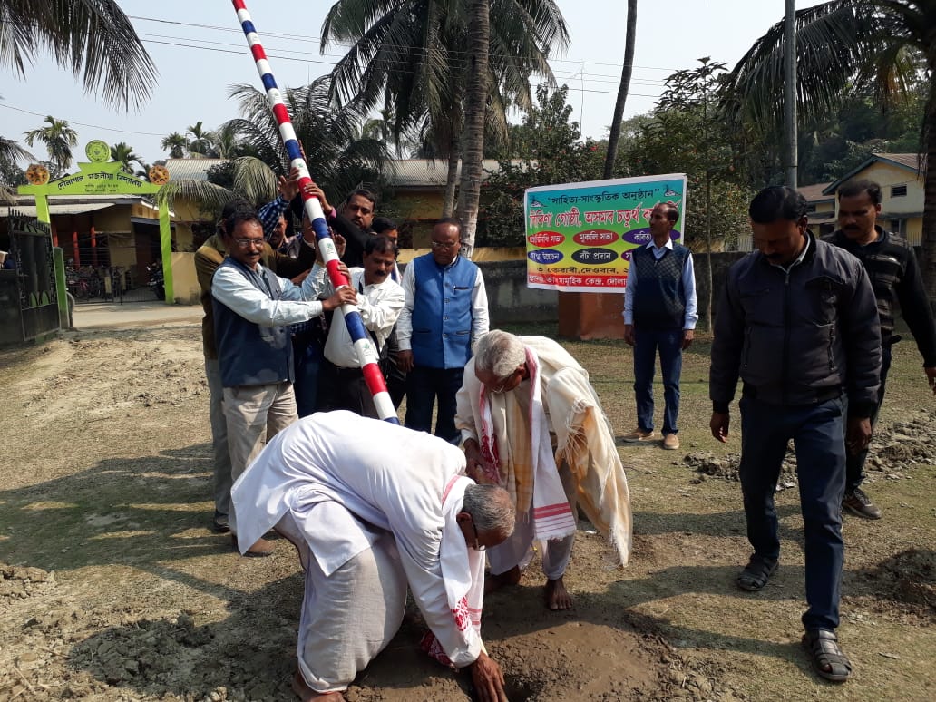  বিৰিণা গোষ্ঠীৰ চতুৰ্থ বৰ্ষপূৰ্তি অনুষ্ঠানৰ বিশাল প্ৰস্তুতি : দৌলাশালত লাইখুঁটা স্থাপন