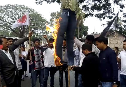  তামুলপুৰত প্ৰধান মন্ত্ৰীৰ পুত্তলিকা দাহ আছুৰ