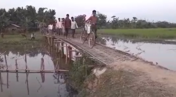 ৭ কিলোমিটাৰ পথত ৫খন বাঁহৰ দলং : ৰহা সমষ্টিত উন্নয়নৰ ফোঁপোলা স্বৰূপ ।