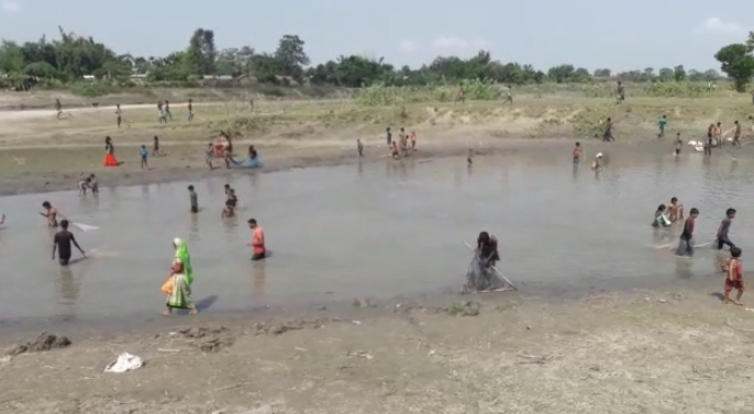  লাওখোৱাত অবৈধ মৎস্য চিকাৰ : এইবাৰ বিহ দি নিধন লাওখোৱা সুঁতিৰ মাছ