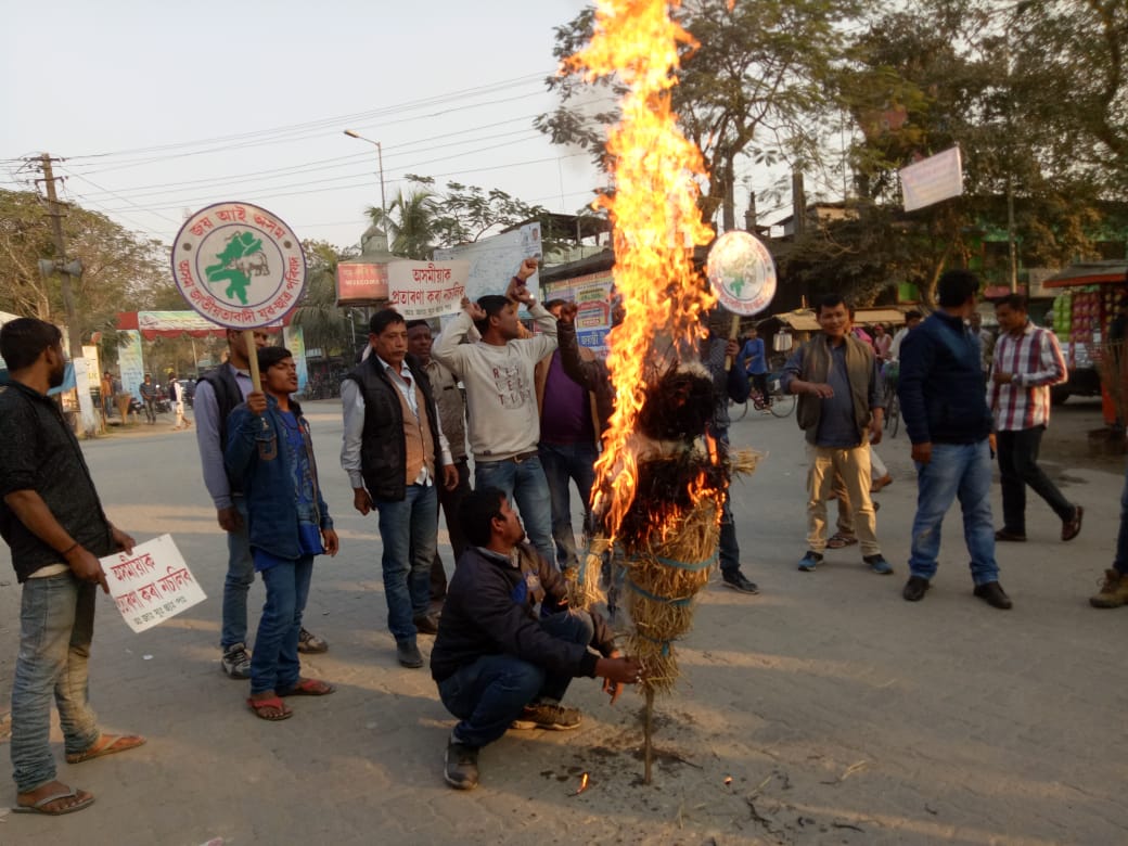 মাজুলীত আছু-ছাত্ৰ একতা সভাৰ উত্তাল প্ৰতিবাদ : হিমন্ত বিশ্বৰ প্ৰতিকৃতি দাহ