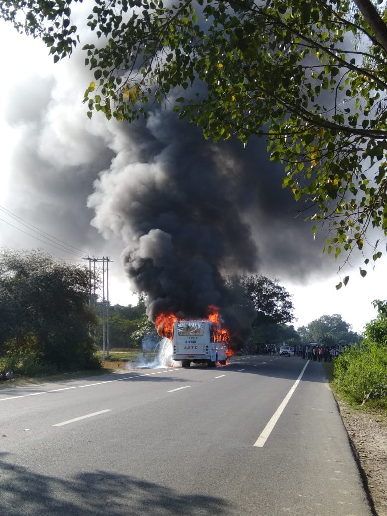 ওৰাঙত ৰাষ্ট্ৰীয় ঘাইপথত জ্বলিল যাত্ৰীবাছী বাছ