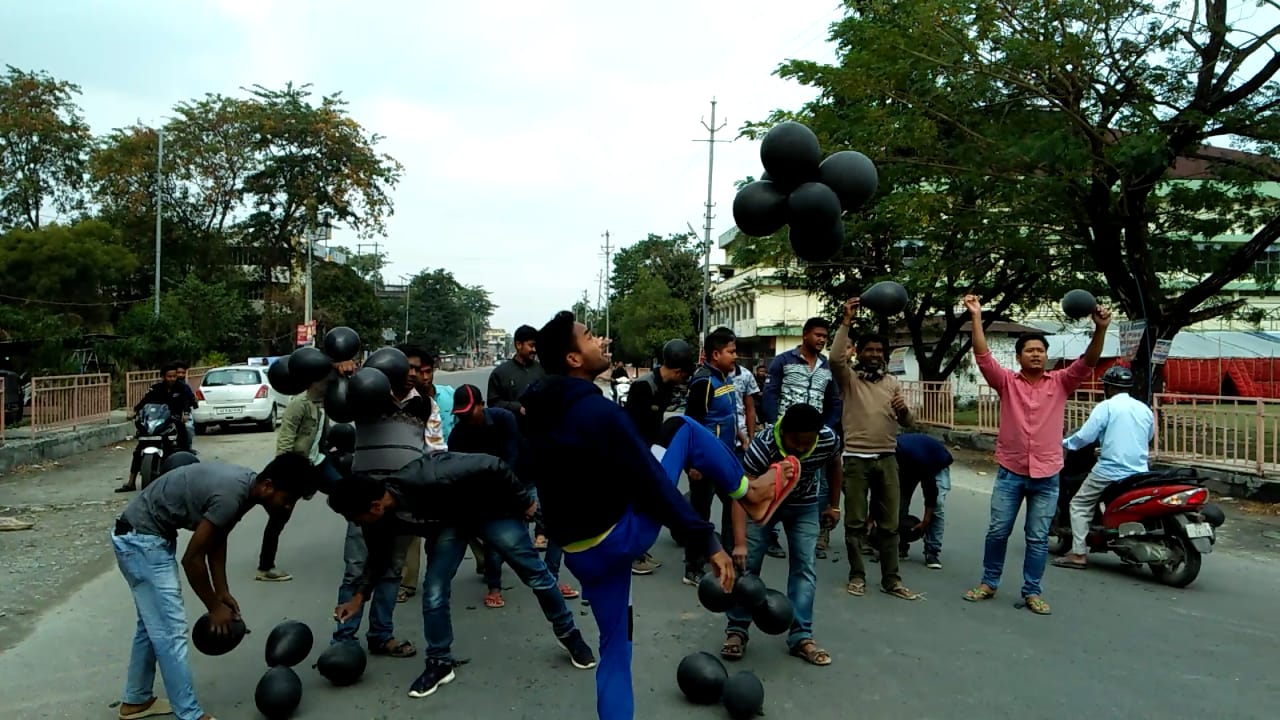 বঙাইগাঁৱত ক'লা বেলুন উৰুৱাই কৃষক মুক্তিৰ প্ৰতিবাদ