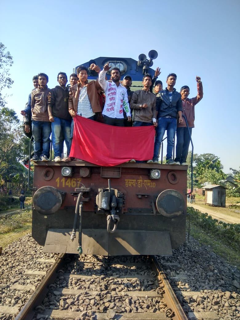 সোণাৰিৰ সাপেখাতীত ৰে'ল অৱৰোধ : বন্ধৰ প্ৰভাৱ সৰ্বাত্মক