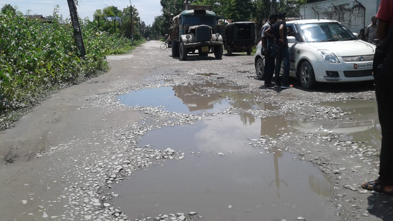 জৰাজীৰ্ণ পথ মেৰামতিৰ দাবীত ৰঙিয়াত আছুৰ পথ অৱৰোধ