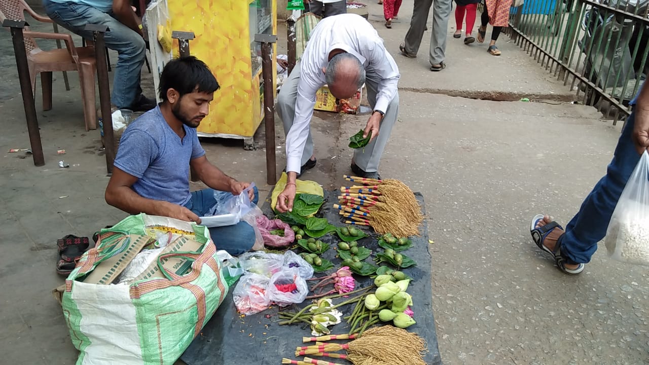 ঘৰে ঘৰে আজি লক্ষ্মীপূজাৰ ব্যাপক প্ৰস্তুতি : মহানগৰীত উভৈনদী পূজাৰ সামগ্ৰী