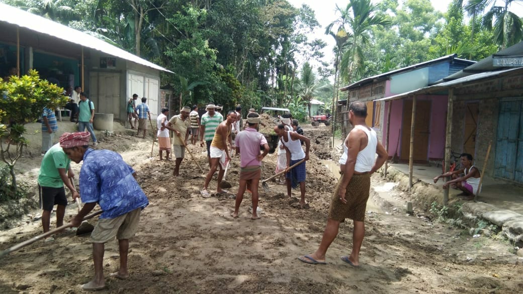 কলাইগাঁৱত ৰাইজে নিৰ্মাণ কৰিলে বিধ্বস্ত পথ