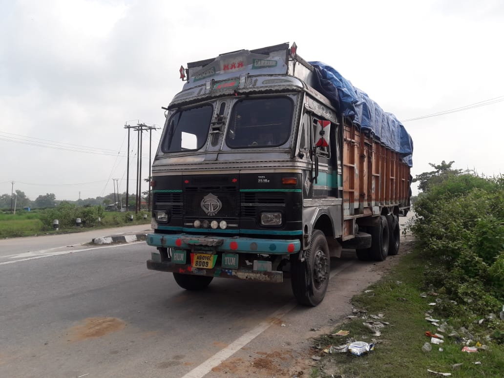 বৰঘাটত জব্দ চোৰাং আগৰ কাঠভৰ্তি ট্ৰাক