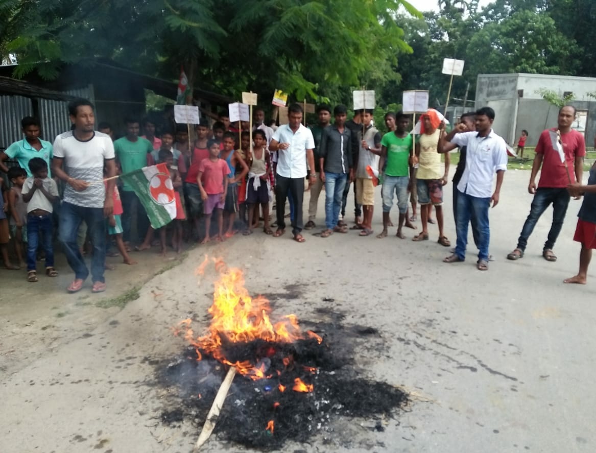 বঙাইগাঁৱত পেট্ৰ'লিয়াম মন্ত্ৰীৰ পুত্তলিকা দাহ