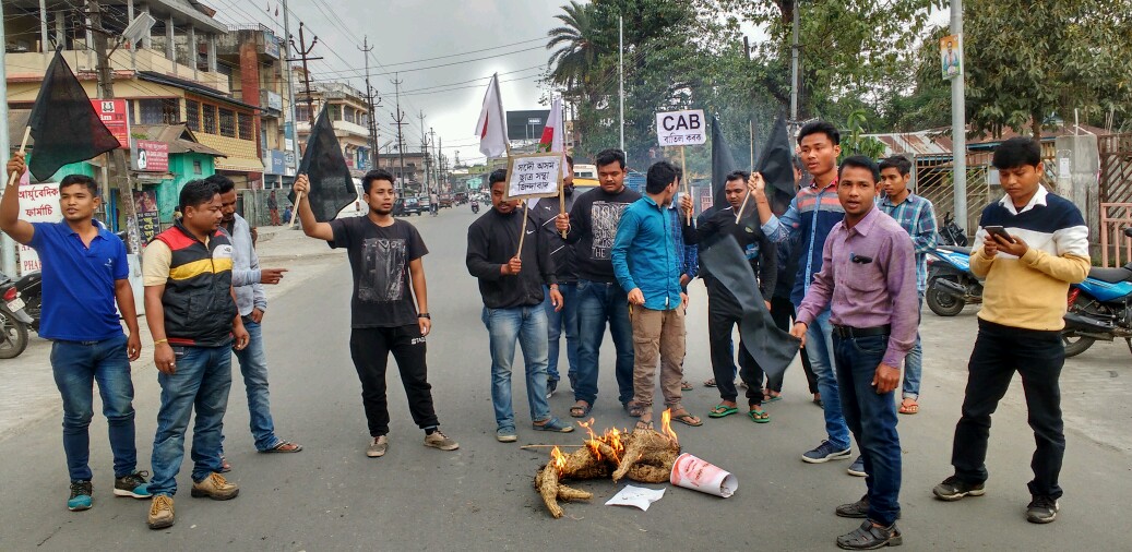 অসম ভ্ৰমণৰ বিৰোধিতা : বঙাইগাঁৱত হাতে হাতে ক'লা পতাকা লৈ প্ৰধান মন্ত্ৰীৰ পুত্তলিকা দাহ আছুৰ