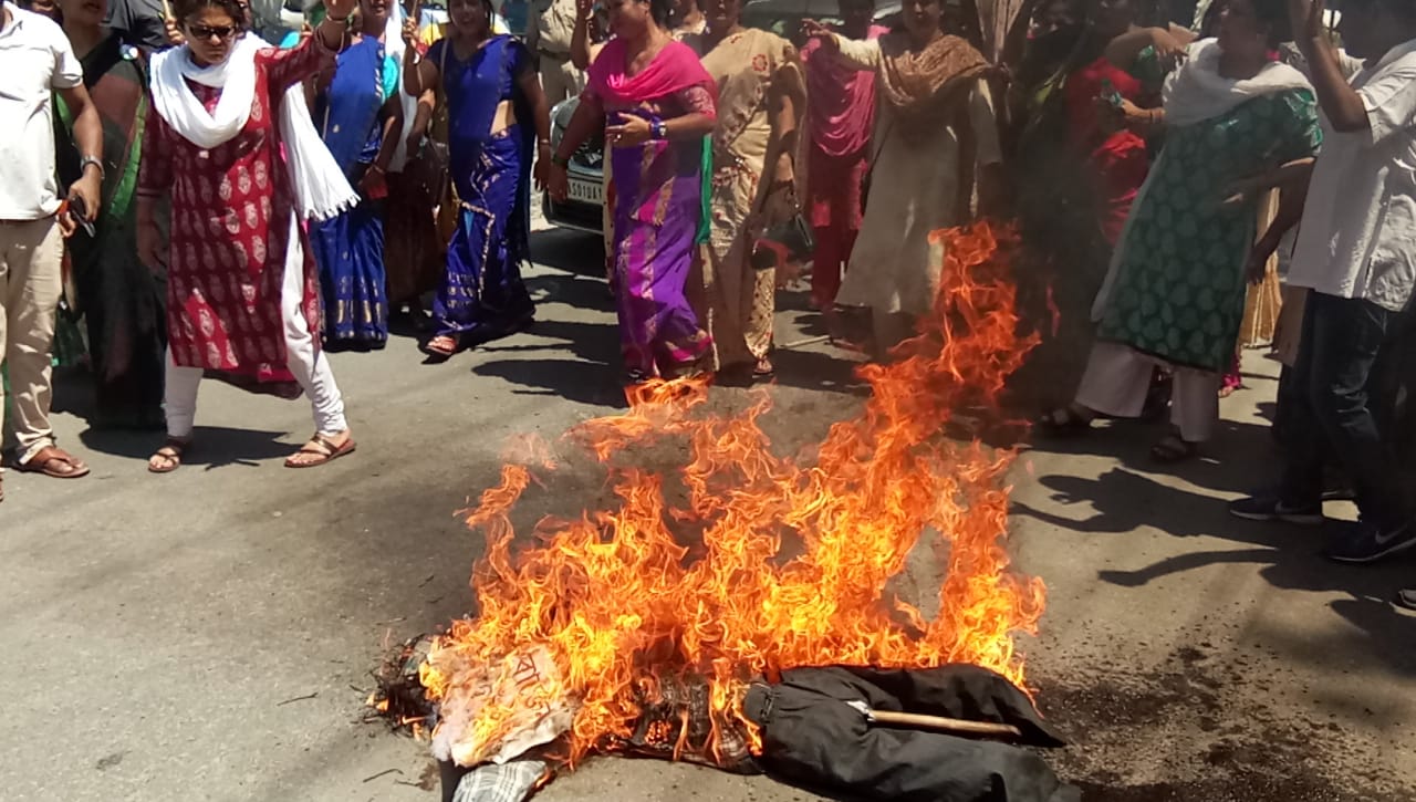 ৰাজেন গোঁহাইক গ্ৰেপ্তাৰৰ দাবীত মহানগৰীত মহিলা কংগ্ৰেছৰ প্ৰতিবাদী সমদল