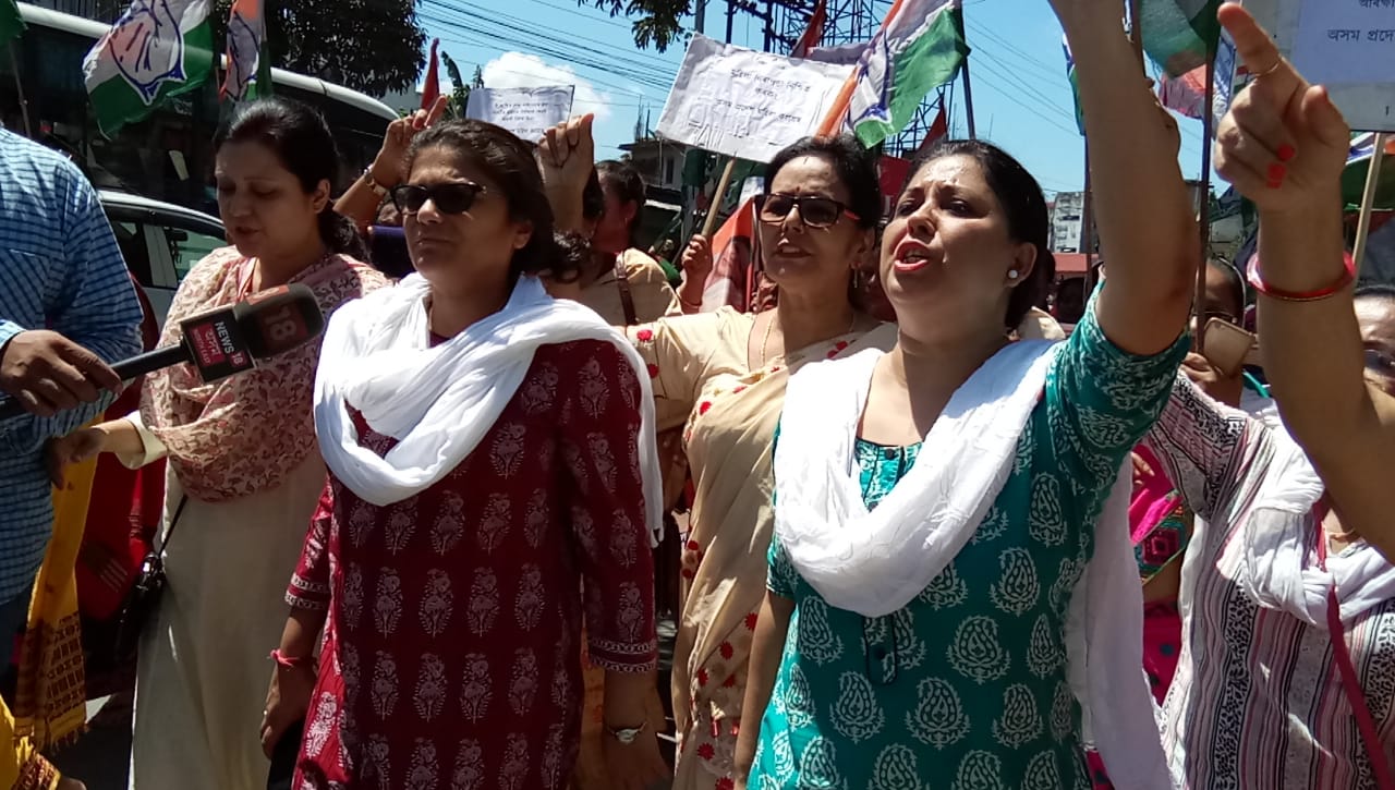 ৰাজেন গোঁহাইক গ্ৰেপ্তাৰৰ দাবীত মহানগৰীত মহিলা কংগ্ৰেছৰ প্ৰতিবাদী সমদল