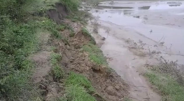 তামুলপুৰত মটঙা নদীৰ ব্যাপকক খহনীয়া : শতাধিক পৰিয়াললৈ ভাবুকি