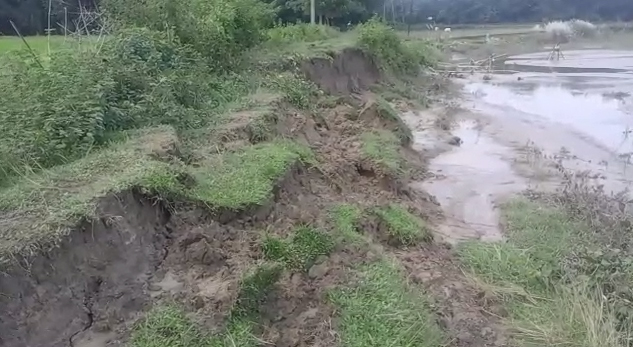 তামুলপুৰত মটঙা নদীৰ ব্যাপকক খহনীয়া : শতাধিক পৰিয়াললৈ ভাবুকি