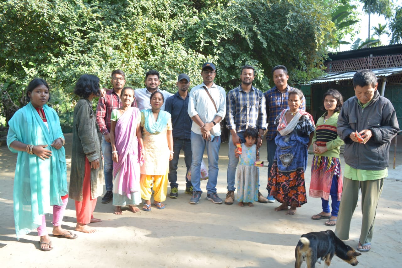 বিশ্বনাথৰ যুৱকৰ প্ৰসংশনীয় পদক্ষেপ : শিশু দিৱস উপলক্ষে খাদ্য-সামগ্ৰী বিতৰণ