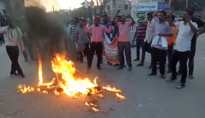 বিলাসীপাৰা পশ্চিম সমষ্টিৰ যুৱ কংগ্ৰেছৰ বিত্তমন্ত্ৰীৰ প্ৰতিকৃতি দাহ