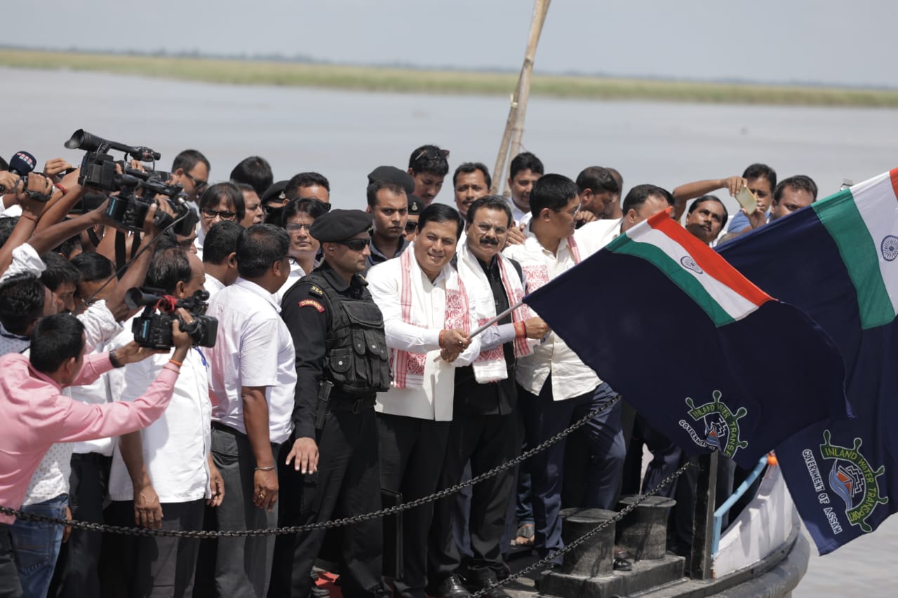 মাজুলীৰ কমলাবাৰী ঘাটত নতুন ফেৰী সেৱা মুকলি কৰাৰ মুহূৰ্তত মুখ্য মন্ত্ৰী সৰ্বানন্দ সোণোৱাল,বৃহস্পতিবাৰে