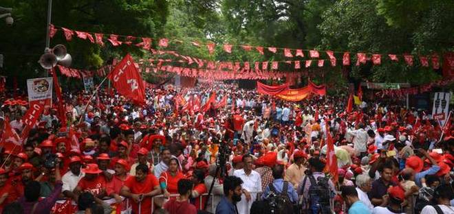 কৃষকৰ সমস্যা সমাধানৰ দাবীত লক্ষাধিক কৃষকে কঁপাইছে দিল্লী