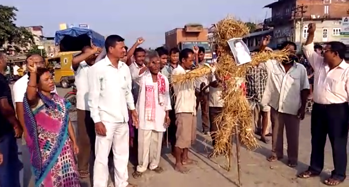 ৰহাত মুখ্য মন্ত্ৰীৰ পুত্তলিকা দাহ কৃষক মুক্তিৰ