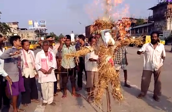 ৰহাত মুখ্য মন্ত্ৰীৰ পুত্তলিকা দাহ কৃষক মুক্তিৰ