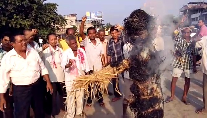 ৰহাত মুখ্য মন্ত্ৰীৰ পুত্তলিকা দাহ কৃষক মুক্তিৰ