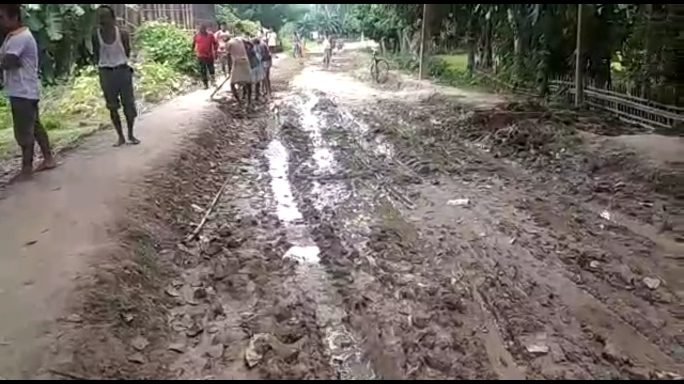 স্বাধীনতা দিৱসত বিধ্বস্ত পথ মেৰামতিৰে প্ৰতিবাদত নামিল কলাইগাঁৱৰ ৰাইজ