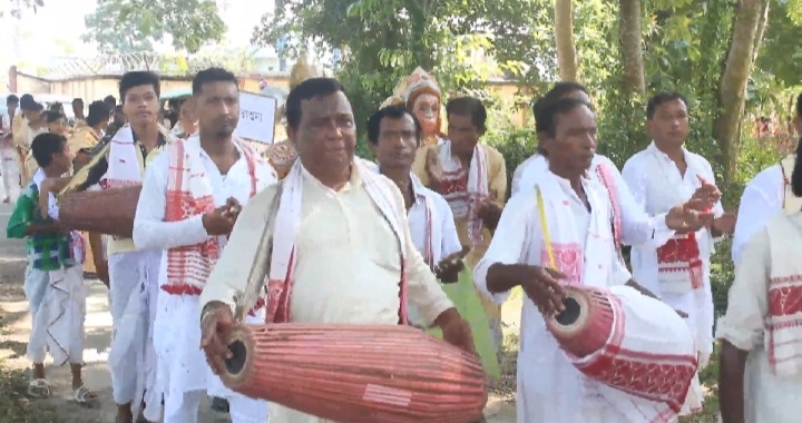 জগতগুৰু পুথিভঁৰালৰ সোণালী জয়ন্তী : বৰ্ণিল সাংস্কৃতিক শোভাযাত্ৰাৰে জীপাল খালৈগাঁও