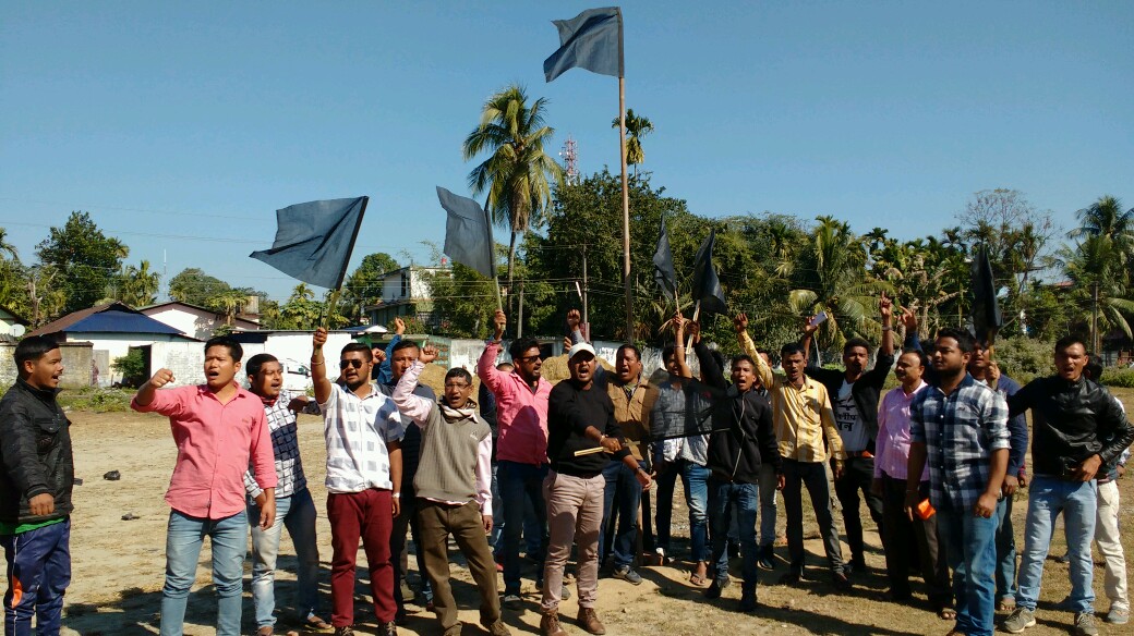 বঙাইগাঁৱত ক'লা পতাকা উত্তোলন যুৱ-ছাত্ৰ পৰিষদকে ধৰি কে'বাটাও সংগঠনৰ